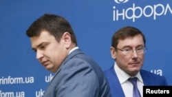 FILE - Director of the National Anti-Corruption Bureau of Ukraine Artem Sytnyk (L) and Prosecutor General Yuriy Lutsenko attend a joint news conference in Kiev, Ukraine, Aug.18, 2016. 
