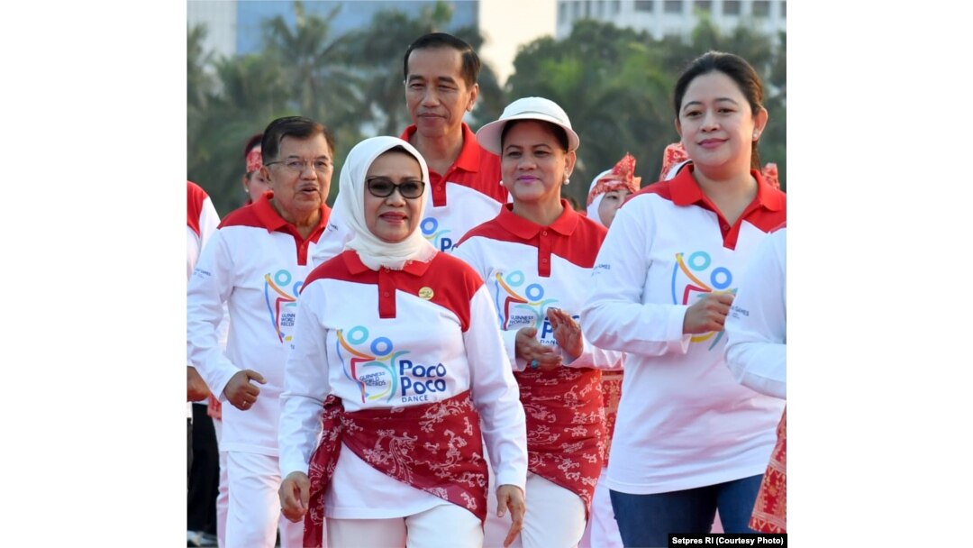 Presiden Jokowi bersama Ibu Negara Iriana, didampingi Wakil Presiden Jusuf Kalla menari poco-poco, Minggu, 5 Agustus 2018.