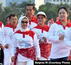 Presiden Jokowi bersama Ibu Negara Iriana, didampingi Wakil Presiden Jusuf Kalla menari poco-poco, Minggu, 5 Agustus 2018.