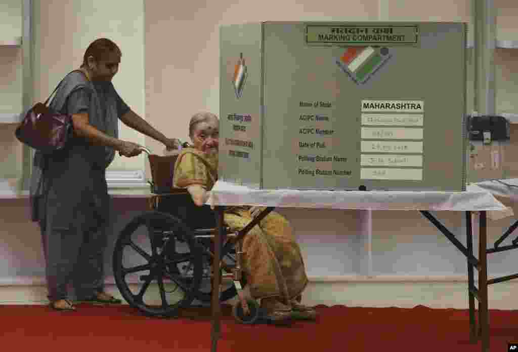 یک زن مسن، در حال رای دادن در انتخابات هند. چند هفته ای است که این انتخابات در کشور پرجمعیت هند در حال اجرا است.&nbsp;