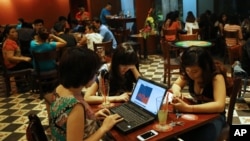 Giới trẻ "lướt mạng" trong một quán cà phê ở Hà Nội.