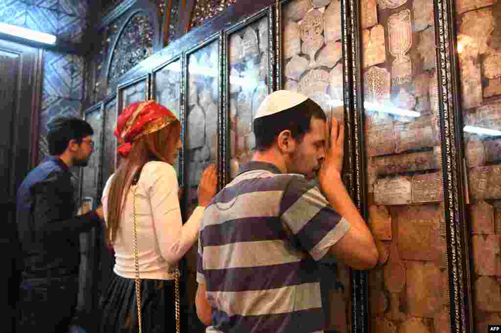 Jewish pilgrims pray at the Ghriba synagogue during the first day of the annual Jewish pilgrimage to the synagogue on Tunisia&#39;s Mediterranean resort island of Djerba.