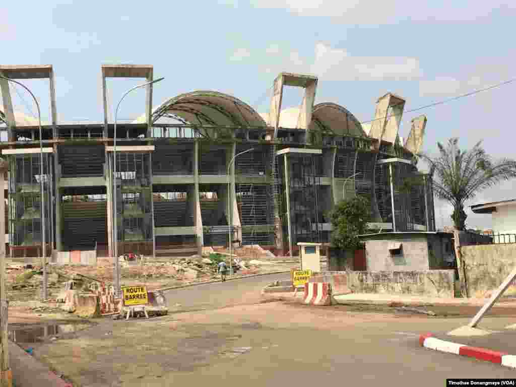 Le stade Omar bongo toujours en construction, à Libreville au Gabon, le janvier 2017. (VOA/Timothee Donangmaye)