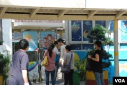 接近深圳灣口岸的香港屯門區幼稚園吸引很多雙非及單非跨境學童家長替子女報名 （湯惠芸攝）