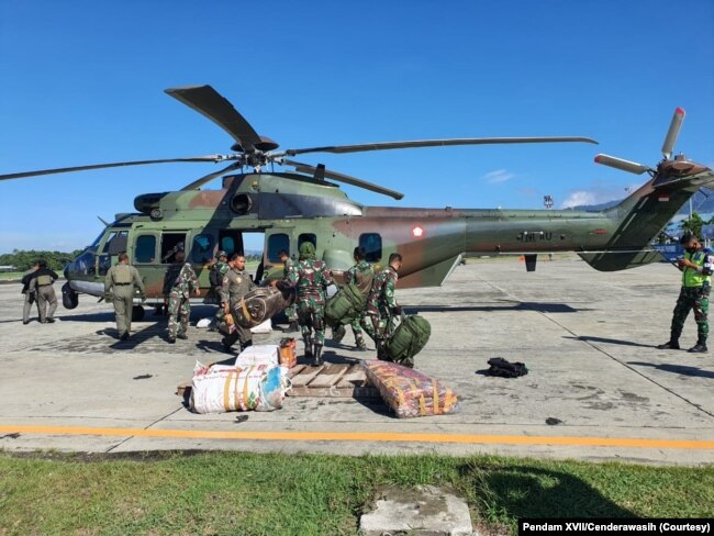 Satu peleton personil tambahan dikirim ke Kiwirok hari Sabtu (18/9) untuk memburu kelompok bersenjata pimpinan Lamek Taplo, yang diduga melakukan serangan terhadap nakes, Senin (13/9).(Foto: Courtesy/Pendam XVII/Cenderawasih)