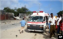 Une ambulance arrive sur les lieux de l'attentat, à Mogadiscio (18 octobre 2011)