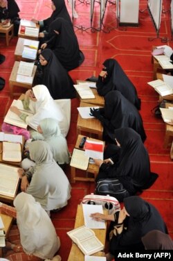 Kegiatan khutbah di masjid pada hari ke-5 bulan suci Ramadhan di Tangerang pada 26 Agustus 2009. (Foto: AFP/Adek Berry)