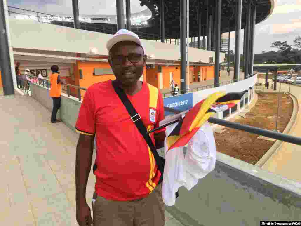 Un fan ougandais se rend au stade d'Oyem, au Gabon, le 25 janvier 2017. (VOA/Timothée Donangmaye)