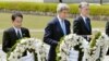 일본 히로시마에서 G7 외무장관 회의가 열린 가운데, 존 케리 국무장관(가운데)이 11일 2차 세계대전 희생자들을 추모하는 평화기념공원을 방문해 위령비에 헌화하고 있다. 왼쪽은 기시다 후미오 일본 외무상, 오른쪽은 필립 하몬드 영국 외무장관.