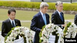일본 히로시마에서 G7 외무장관 회의가 열린 가운데, 존 케리 국무장관(가운데)이 11일 2차 세계대전 희생자들을 추모하는 평화기념공원을 방문해 위령비에 헌화하고 있다. 왼쪽은 기시다 후미오 일본 외무상, 오른쪽은 필립 하몬드 영국 외무장관.