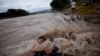 El Salvador sufre el embate de ondas tropicales con fuertes lluvias provocando desastres
