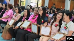 ထိုင်းနိုင်ငံ၊ တာ့ခရိုင်အတွင်း ထူးချွန်အမျိုးသမီးများကို ဂုဏ်ပြုဆုပေးခံရသူ ၇ ဦးမှာ ပါဝင်တဲ့ ဒေါက်တာစင်သီယာမောင် (ယာ-အစွန်) ဓာတ်ပုံ၊ ဗွီအိုအေ