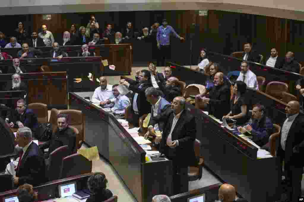 이스라엘 의회가 이스라엘을 &#39;유대인 국가&#39;로 규정한 법안을 통과시킨 가운데 아랍계 의원들이 회의 도중 반발하고 있다.