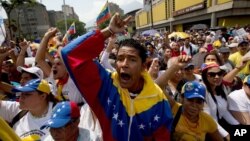 Estudiantes acompañaron a líderes de la oposición política de Venezuela en nuevas protestas antigubernamentales.