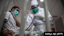 Ilustrasi - Seorang dokter merawat bayi yang dites positif virus corona Covid-19 di sebuah rumah sakit di Bogor pada 23 Juni 2021(AFP/Aditya Aji)