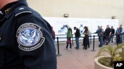 人们在圣地亚哥的入境点排队从墨西哥进入美国（2015年12月10日，档案照片）