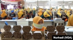 Para buruh perempuan di sebuah pabrik rokok di Yogyakarta. (Foto: VOA/ Nurhadi)