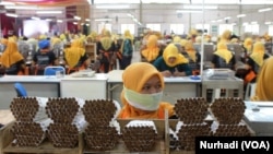 ILUSTRASI - Para buruh perempuan di sebuah pabrik rokok di Yogyakarta. (Foto: VOA/ Nurhadi)