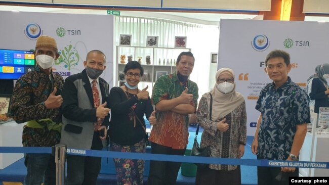 Boedi Julianto (ketiga dari kanan): "Penting, keberpihakan pada petani pesisir." (dok pribadi)