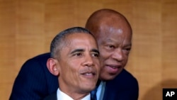 El presidente Barack Obama y el congresista John Lewis, se reunieron en el Kennedy Center en Washington, el viernes 23 de septiembre de 2016, para asistir a una presentación de "Tomando el escenario, la música afroamericana y las historias que cambiaron la Nación."