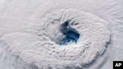 L’ouragan Florence tourbillonne au-dessus de l’océan Atlantique en direction de la côte est des États-Unis, 12 septembre 2018 (NASA)