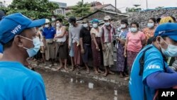 ရန်ကုန်မြို့ ဆင်ခြေဖုံးဒေသမှာ ကမ္ဘာ့စားနပ်ရိက္ခာအဖွဲ့ WFP က လှူဒါန်းတဲ့ ဆန်အိတ်တွေရယူဖို့ စောင့်ဆိုင်းနေသူများ (မေ ၂၁၊ ၂၀၂၁)