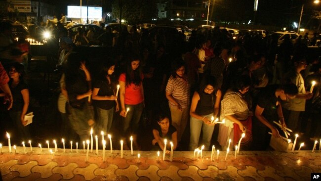 孟买公众2008年11月19日为恐怖袭击遇难者举行烛光悼念活动