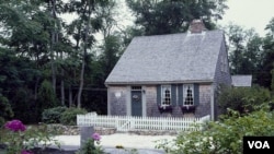 This is a perfect example of a pleasant little Cape Cod house that’s actually on Cape Cod. (Carol M. Highsmith)