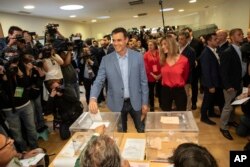 El presidente de España y candidato del partido Socialista, Pedro Sánchez, vota en las elecciones generales en Pozuelo de Alarcón, en las afueras de Madrid. Domingo 28 de abril de 2019.