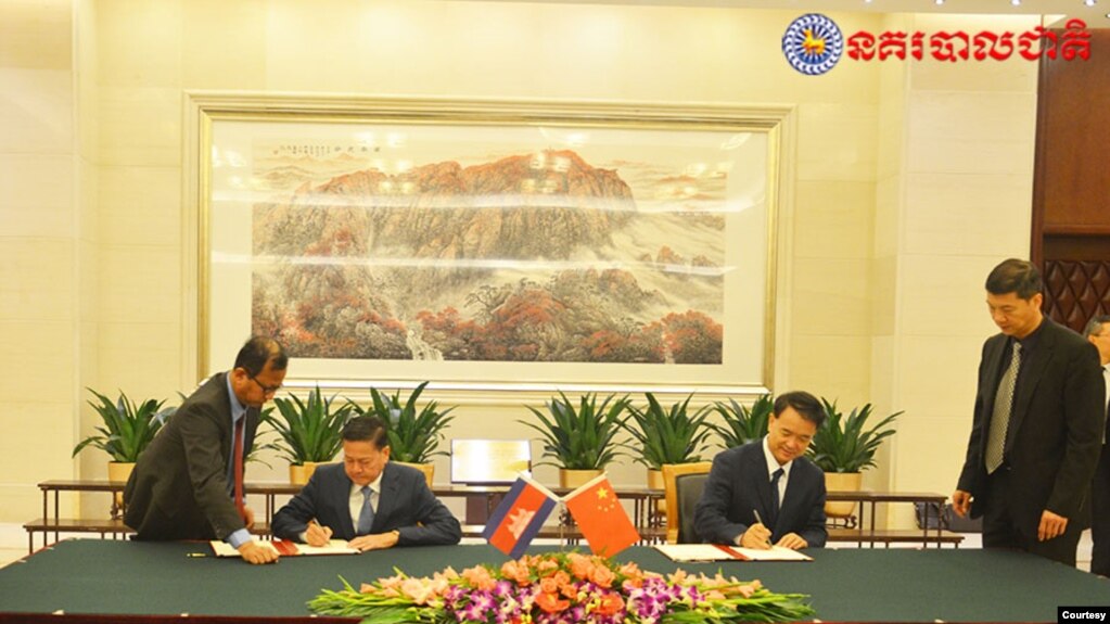 លោកនាយឧត្ដមសេនីយ៍ នេត សាវឿន (ឆ្វេង) អគ្គស្នងការនគរបាលជាតិ និងលោក ទូ ហាងហៃ្វ អនុរដ្ឋមន្ត្រីនៃក្រសួងសន្តិសុខសាធារណៈចិន ក្នុងពិធីចុះហត្ថលេខាមួយ នៅទីក្រុងប៉េកាំងកាលពីដើម ខែកញ្ញា ឆ្នាំ២០១៩។ (រូបភាពពីគេហទំព័រនគរបាលជាតិ)