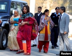 Former Indian navy officer Kulbhushan Sudhir Jadhav's mother Avanti (L) and wife, Chetankul, (3rd R) arrive to meet him at Ministry of Foreign Affairs in Islamabad, Pakistan, Dec. 25, 2017.