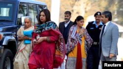  被巴基斯坦定间谍罪的印度人库尔布胡山·贾达夫的母亲（左）和妻子（右三）到巴基斯坦探视贾达夫