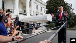 Predsednik Donald Tramp obraća se novinarima ispred Bele kuće, 8. oktobar 2018.