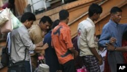 Un handicapé à bord d'un bateau à Dhaka, au Bangladesh