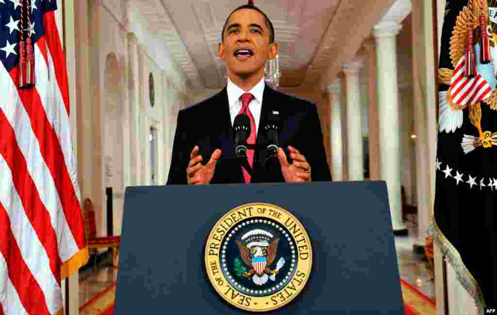 25 tháng 7: Tổng thống Obama nói chuyện vào giờ vàng của TV để giải thích cho nhân dân Mỹ biết tại sao vẫn chưa tìm được thỏa hiệp với Quốc hội để nâng mức nợ quốc gia, tránh cho nước Mỹ khỏi vỡ nợ. REUTERS/Jim Watson