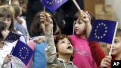 Anak-anak sekolah Bosnia merayakan hari Eropa dengan mengibarkan bendera Uni Eropa di Sarajevo (foto: ilustrasi).