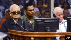 Nuon Čia, levo i Kiu Samfan slušaju presudu u sudu u Pnom Penu, Kambodži 23. novembar 2016.