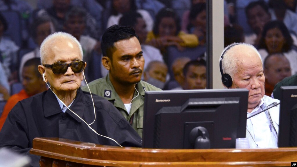 Hai cựu thủ lãnh chóp bu của chế độ Khmer Đỏ hãy còn sống là Nuon Chea (trái), và Khieu Samphan, lắng nghe phán quyết tù chung thân của tòa tối cao ở Pnom Penh ngày 23/11/2016. Ảnh của AP do Tòa án đặc biệt công bố.