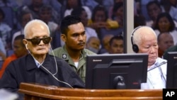 Nuon Chea, wakil panglima pemimpin Khmer Merah Pol Pot (kiri) dan Khieu Samphan, mantan kepala negara Kamboja, di pengadilan Phnom Penh, 23 November 2016 (Nhet Sok Heng/Extraordinary Chambers in the Courts of Cambodia via AP).