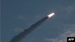 Tư liệu: Ảnh chụp ngày 25/7/2019, do hãng thông tấn chính thức của Triều Tiên-KCNA công bố hôm 26/7 chiếu vụ phóng một loại tên lửa chiến lược tầm ngắn mới từ một địa điểm bí mật ở Triều Tiên. (Photo by KCNA VIA KNS / KCNA VIA KNS / AFP) 