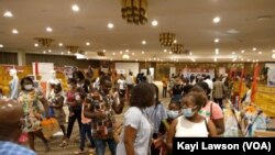 Des visiteurs dans une allée à la foire aux cadeaux. Lomé, 19 décembre 2020.
