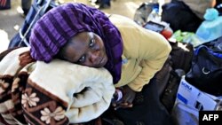 Một công nhân người Nigeria chạy lánh nạn đang chờ để qua biên giới Libya-Tunisia