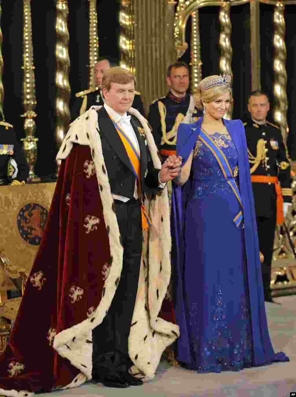 مراسم تحلیف پادشاه هلند که تخت سلطنت را از مادرش تحویل گرفته است. در این تصویر، پادشاه ویلم الکساندر همراه همسرش ملکه ماکزیمای هلند دیده می شود. آمستردام، ۳۰ آوریل ۲۰۱۳