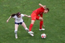 Quinn (kaos merah) saat berlaga di lapangan hijau, dalam pertandingan semi final sepak bola Olimpiade Tokyo 2020 antara Kanada melawan AS di stadion Ibaraki Kashima, 2 Agustus 2021. (REUTERS/Mike Segar)