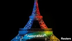 La tour Eiffel illuminée pour le lancement de la campagne internationale de Paris pour les JO 2024, à Paris, le 3 février 2017.