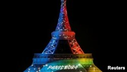 La tour Eiffel illuminée pour le lancement de la campagne internationale de Paris pour les JO 2024, à Paris, le 3 février 2017.