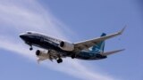 Un avión Boeing 737 MAX aterriza en Seattle, Washinton, el 29 de junio de 2020.