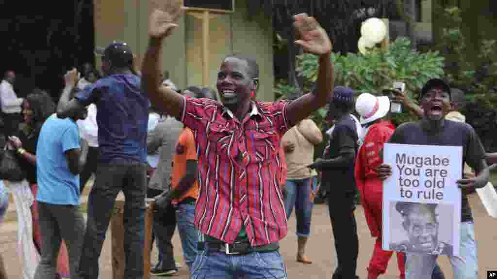 Les Zimbabwéens celebrant&nbsp;après la démission du président Robert Mugabe, à Harare,&nbsp;le 21 novembre 2017.