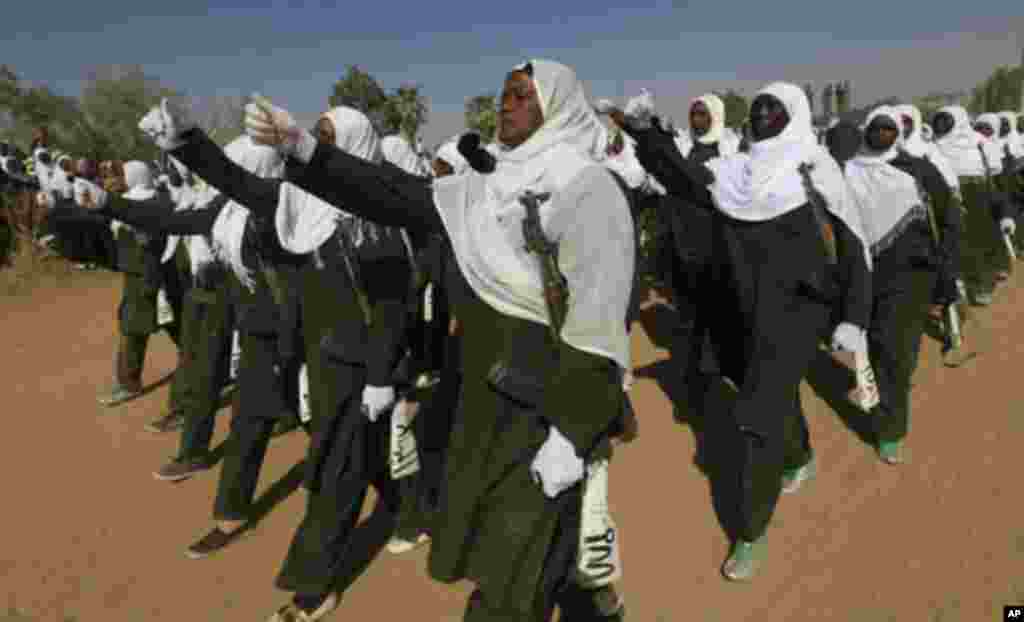 Women members of the Popular Defense Forces march during their 22nd anniversary celebrations, in Khartoum December 13, 2011. REUTERS/Mohamed Nureldin Abdallah (SUDAN - Tags: ANNIVERSARY MILITARY)