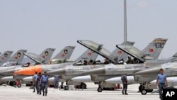 ເຮືອບິນລົບ F-16 ຂອງ ເທີກີ ຫຼາຍສິບລຳຕຽມອອກບິນ ໃນລະຫວ່າງການຝຶກຊ້ອມ Anatolian Eagle ທີ່ຖານທັບ ອາກາດໃຫຍ່ທີ 3 ຢູ່ໃກ້ກັບເມືອງ Konya ໃຈກາງພາກພື້ນ Anatolian.